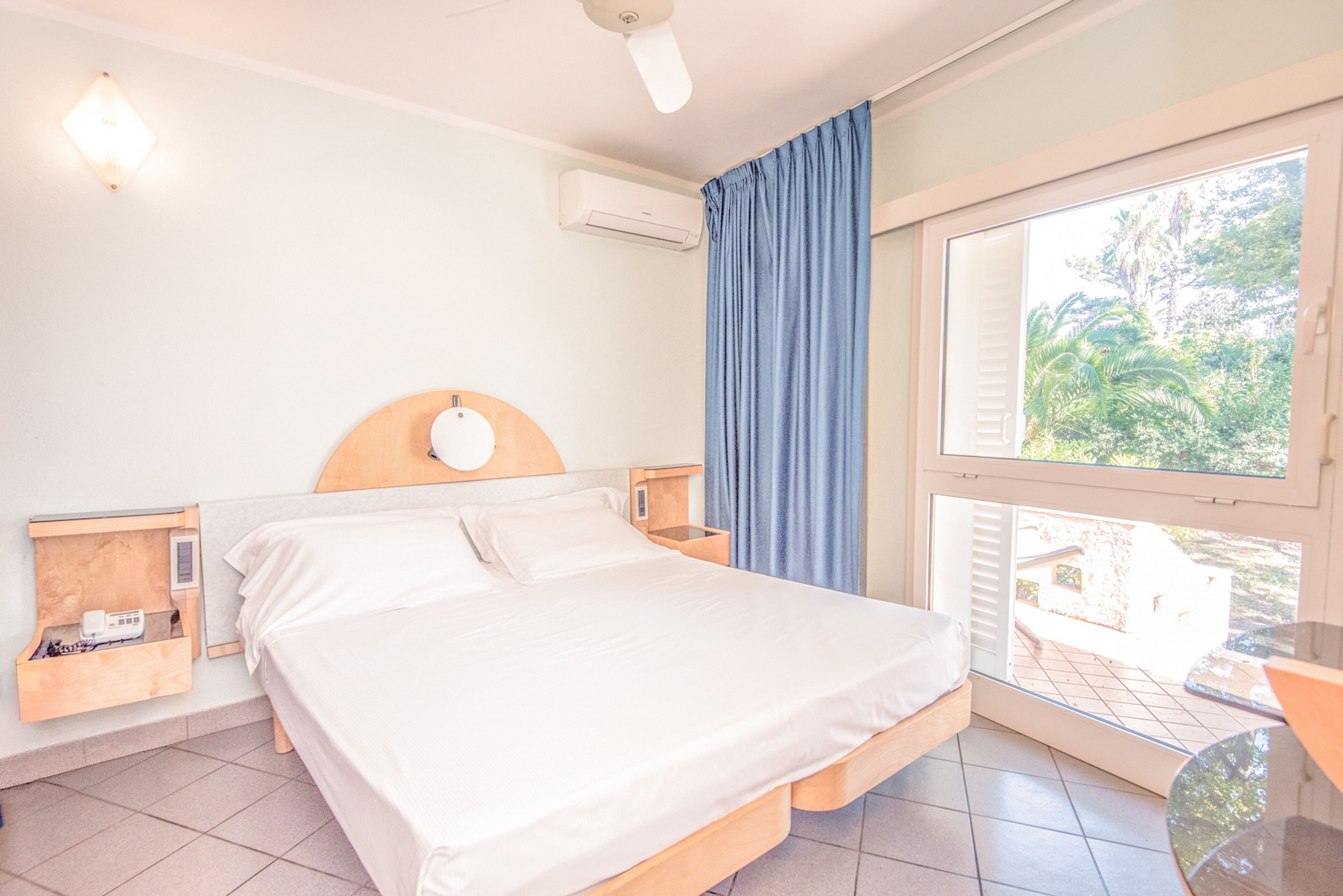 In-room safe, cots/infant beds, bed sheets