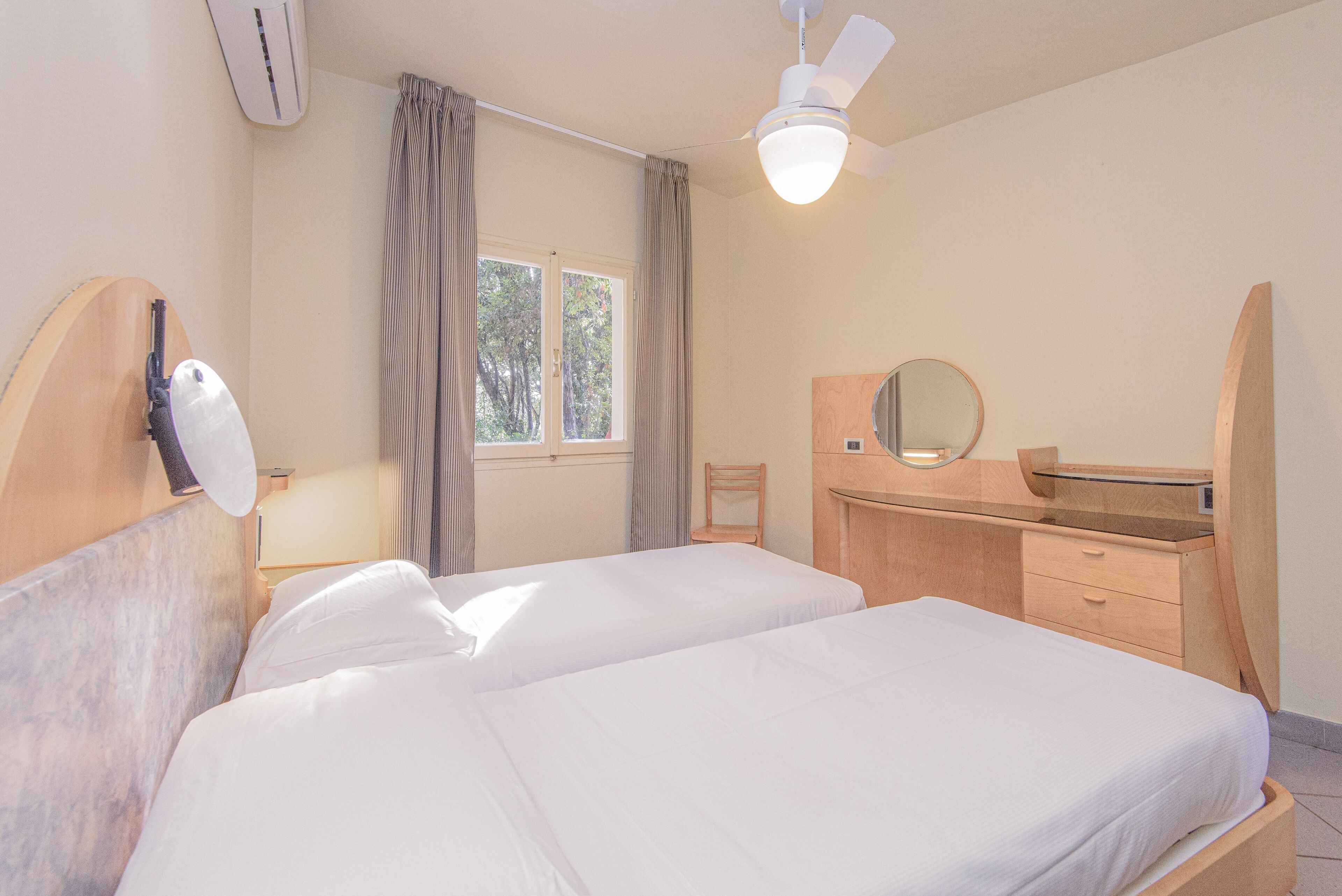 In-room safe, cots/infant beds, bed sheets