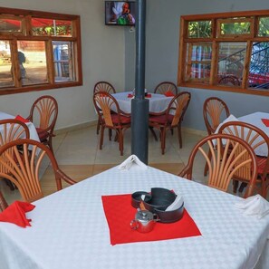 تناول  الطعام بالخارج