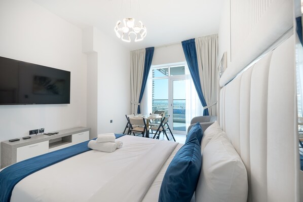 Een strijkplank/strijkijzer, wifi, beddengoed