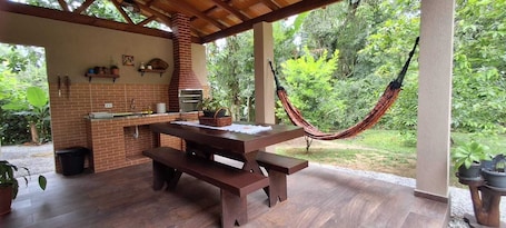 屋外ダイニングエリア. Beautiful house! Enjoy nature and cool off in the pool.