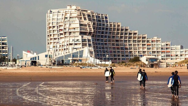 A beachfront hotel with multiple balconies and a modern architectural design. - 50 m from the sea, 3rd floor apartment with elevator, 60m2 all comforts (Saint-Jean-de-Monts)