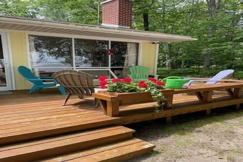 Charming lakeside cottage on beautiful Douglas Lake