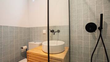 Een haardroger, handdoeken, zeep, toiletpapier