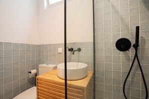 Een haardroger, handdoeken, zeep, toiletpapier