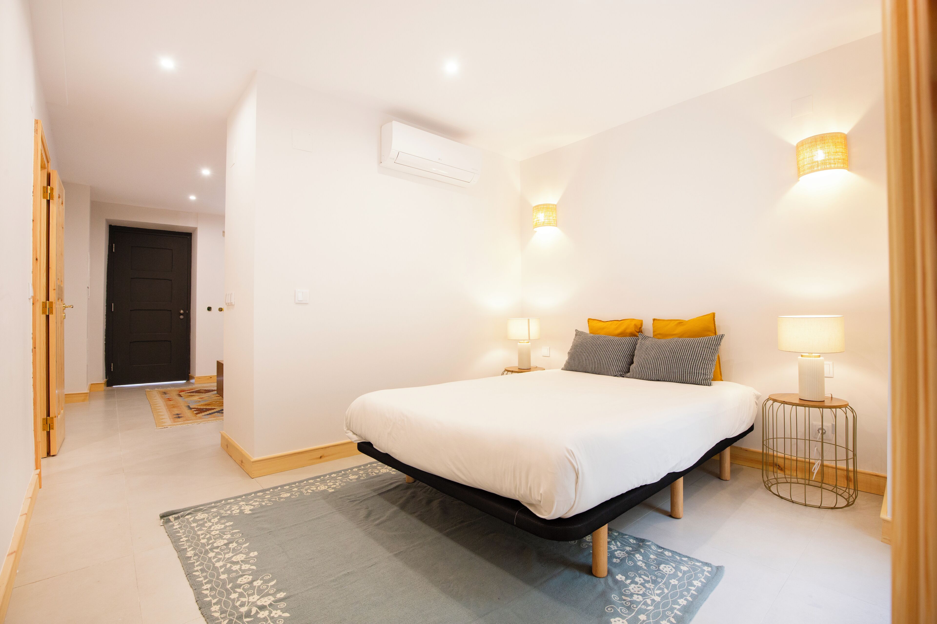 Iron/ironing board, Internet, bed sheets