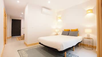 Een strijkplank/strijkijzer, internet, beddengoed