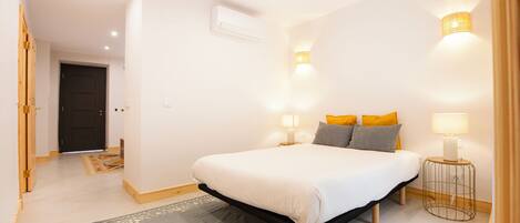 Iron/ironing board, Internet, bed sheets