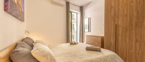 2 bedrooms, iron/ironing board, travel crib, free WiFi
