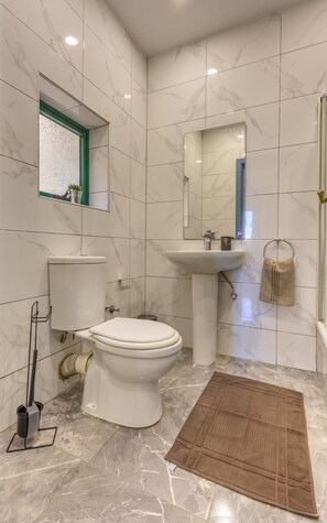 Hair dryer, towels, soap, shampoo - Stylish 2-Bedroom Apartment in Msida – 5-Minute Drive to Yacht Marina (L-Imsida)