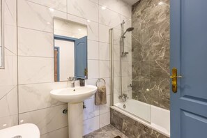 Hair dryer, towels, soap, shampoo - Stylish 2-Bedroom Apartment in Msida – 5-Minute Drive to Yacht Marina (L-Imsida)