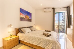 2 bedrooms, iron/ironing board, travel cot, free WiFi - Stylish 2-Bedroom Apartment in Msida – 5-Minute Drive to Yacht Marina (L-Imsida)