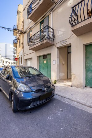 Property grounds - Stylish 2-Bedroom Apartment in Msida – 5-Minute Drive to Yacht Marina (L-Imsida)