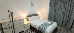 Apartment, 2 Bedrooms, City View - Modern & Stylish Retreat 15 Mins to Central London (Barking)