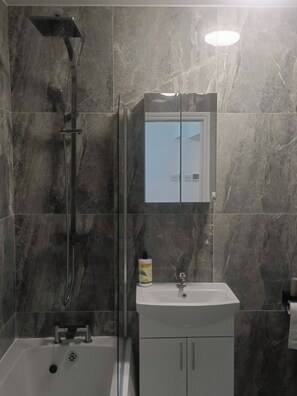 Bathroom - Modern & Stylish Retreat 15 Mins to Central London (Barking)