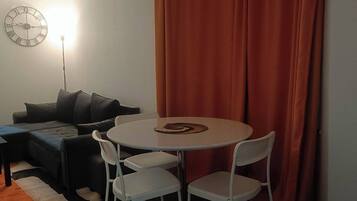 Apartment, 2 Bedrooms, City View | Living room