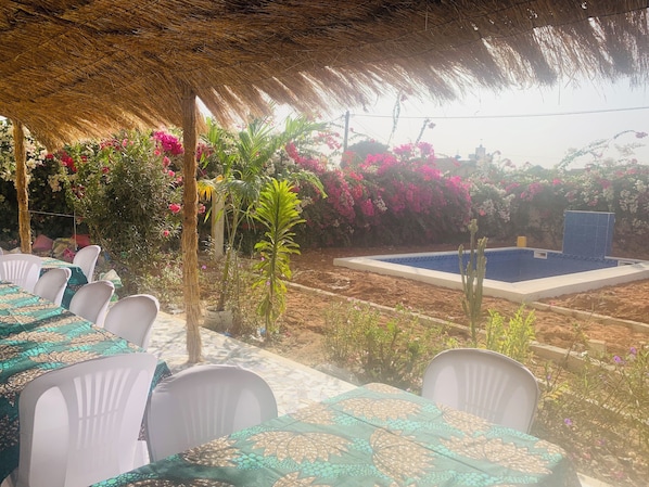 Outdoor dining - Hôtel ESCALE (Sindia)