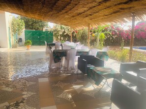 Outdoor dining - Hôtel ESCALE (Sindia)