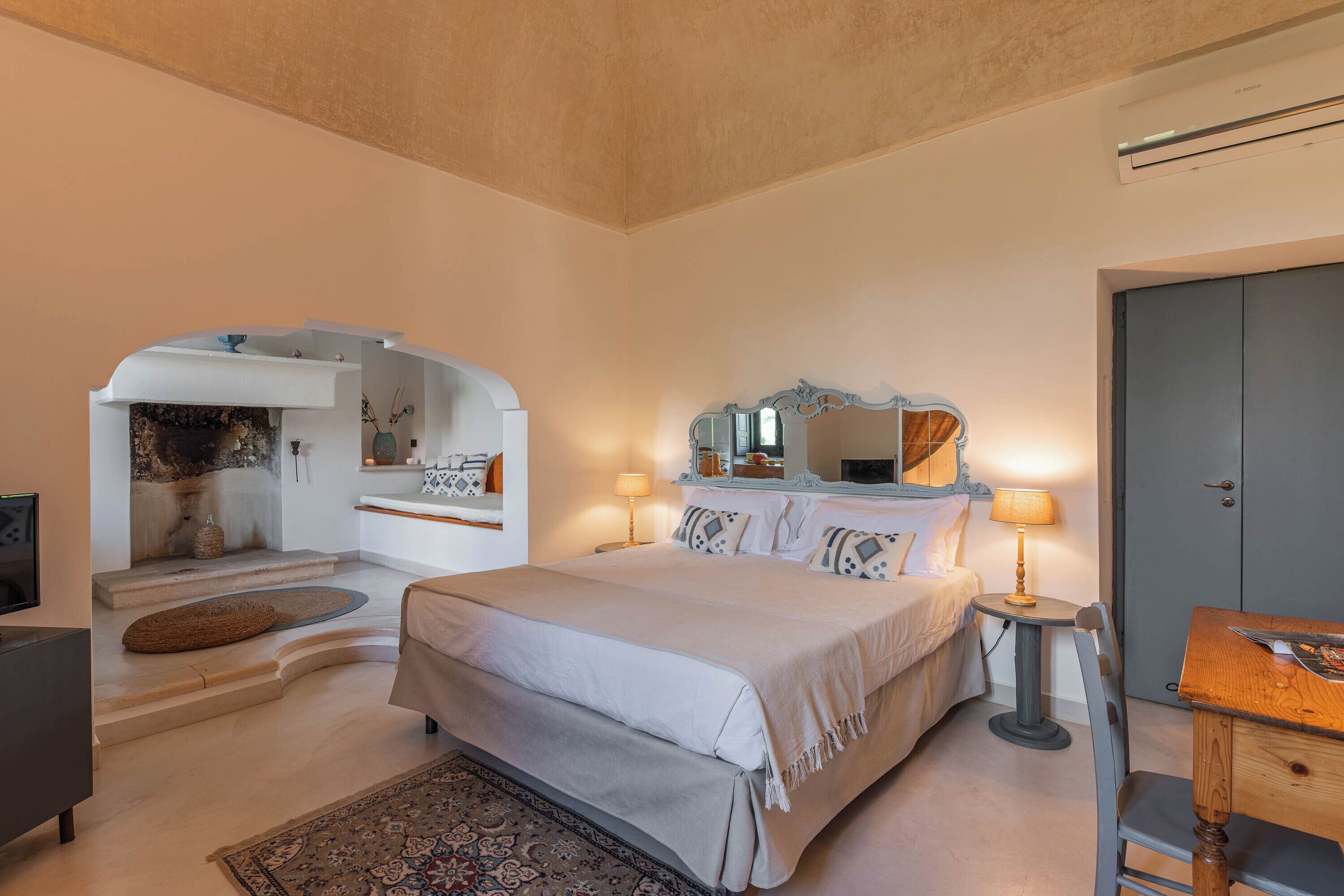 Ropa de cama de alta calidad y caja de seguridad en la habitación 