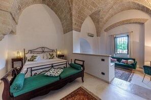 Habitación Deluxe | Ropa de cama de alta calidad y caja de seguridad en la habitación 