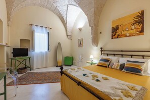 Habitación Deluxe | Ropa de cama de alta calidad y caja de seguridad en la habitación 