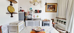 Perushuoneisto | Yksityinen keittiö | Jääkaappi, mikroaaltouuni, keittoastiat/astiat/ruokailuvälineet