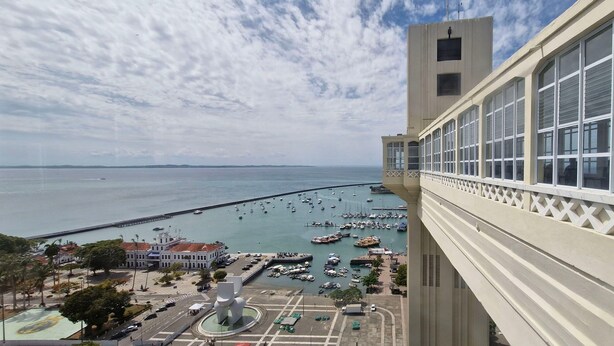 Une vue sur la côte, avec un port de plaisance, des bâtiments et un pont.