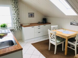 Fridge, oven, stovetop, dishwasher - Apartment 'Topaz' with Lake View, Balcony and Wi-Fi (Immenstaad am Bodensee)
