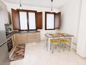 Fridge, oven, stovetop, dishwasher - Su Firindeu Apartment 2 rooms - 15 min from Cagliari and beach - fast Wi-Fi (Monserrato)