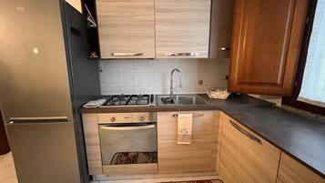 Frigorifero, forno, piano cottura, lavastoviglie