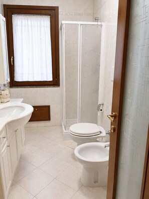 Shower, hair dryer, bidet, towels - Su Firindeu Apartment 2 rooms - 15 min from Cagliari and beach - fast Wi-Fi (Monserrato)