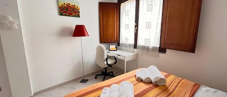 Bureau, fer et planche à repasser, Wi-Fi gratuit, draps fournis