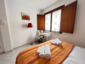 2 habitaciones, escritorio, tabla de planchar con plancha y wifi gratis 