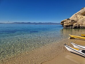 Playa en los alrededores y toallas de playa 