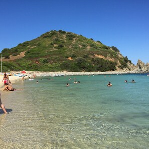 Playa en los alrededores y toallas de playa 