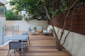 Outdoor dining - Renovated 2BR Bauhaus Apt in Gordon by HolyGuest (Tel Aviv-Yafo)