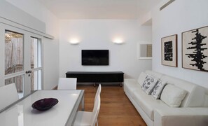 TV - Renovated 2BR Bauhaus Apt in Gordon by HolyGuest (Tel Aviv-Yafo)