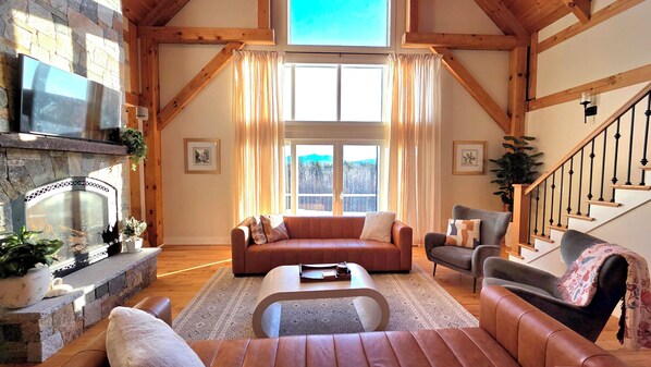 Smart TV, chimenea, futbolito y biblioteca musical 