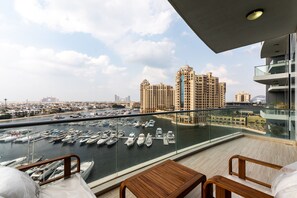 Property grounds - Prime 3BR w/ Beach Access at the Palm (Dubai)