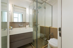 Shower, hair dryer, towels - Prime 3BR w/ Beach Access at the Palm (Dubai)
