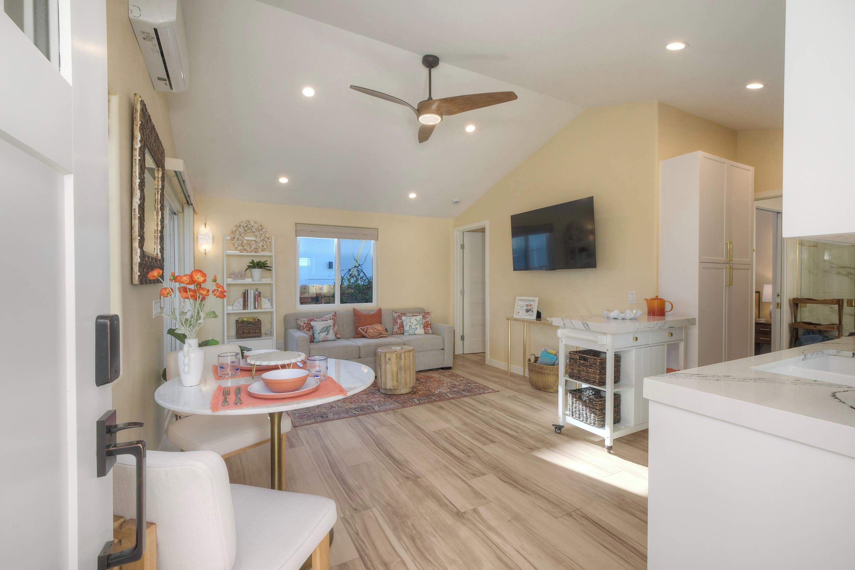 公寓, 1 张特大床和 1 张沙发床, 露台, 花园景观 (Monarch Cove - C) | 起居区