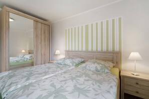 Tabla de planchar con plancha, wifi, ropa de cama