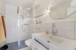 Shower, hair dryer, towels - Apartment 'Fewo Tilli' with Shared Garden, Balcony and Wi-Fi (Pellworm)
