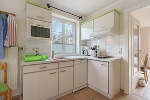 Frigorífico, microondas, placa de cocina y lavavajillas