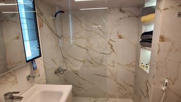 Apartment, 2 Bedrooms, Smoking, Balcony | Bilik Mandi