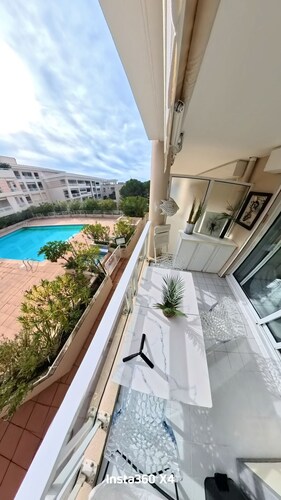 Golfe-juan : T1 pour 4 personnes avec piscine, parking, calme, proche des plages