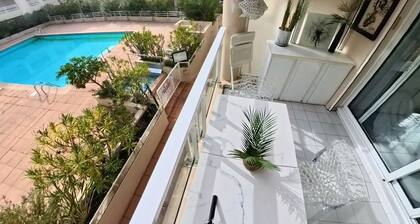Golfe-juan : T1 pour 4 personnes avec piscine, parking, calme, proche des plages