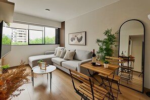 Apartamento básico | Área de estar | Monitores de computador