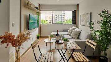 Apartamento básico | Área de estar | Monitores de computador