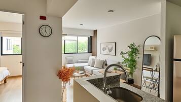 Apartamento básico | Área de estar | Monitores de computador